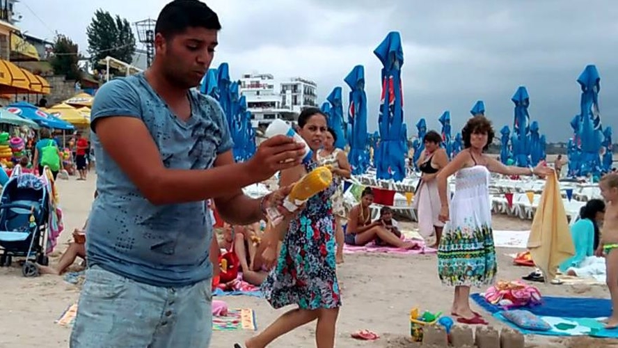Surpriză! Câți lei costă un porumb fiert, pe plajă la Mamaia. "Pentru fete părăsite, 15 boabe gratuite"