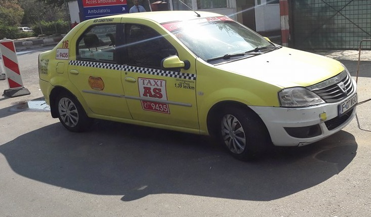 Un taximetrist care circulă cu însemnele TAXI AS ar fi lovit un tânăr cu un topor în cap