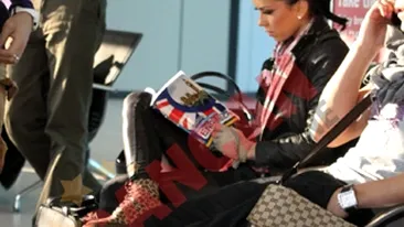 Umbla cu manualele dupa ea ca sa-si spele rusinea