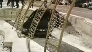 Două mașini au ajuns în fântânile arteziene din Piața Unirii! Ce s-a întâmplat cu șoferii