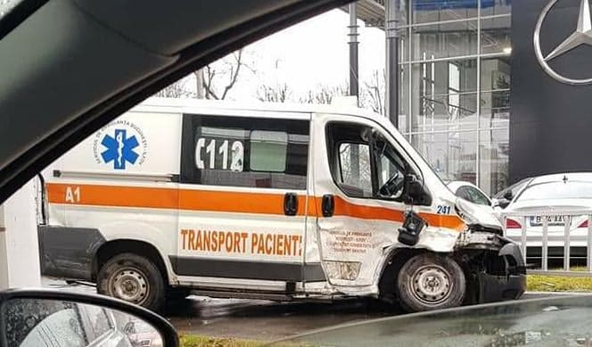 Accident grav în Capitală! Un BMW a intrat în plin într-un tramvai cu călători