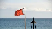 Amenzi uriașe pentru turiștii care ignoră steagul roșu arborat și se aventurează în mare
