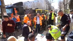 Piedone, ospăț autentic cu muncitorii din Sectorul 5, în plină stradă. „Ia niște parizer, ceapă, ce avem”