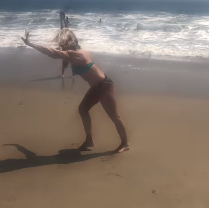 La 57 de ani, Nadia Comăneci arată senzațional în costum de baie! Gestul făcut pe plajă a devenit viral