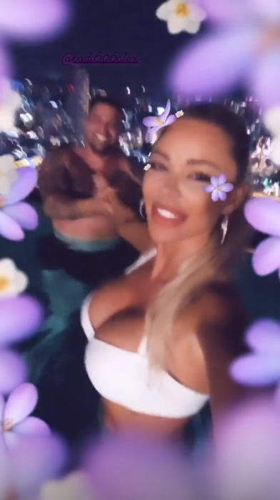Bianca Drăgușanu, poză HOT în celebra piscină din Singapore. În ce poziție au fost surprinși blonda și iubitul ei
