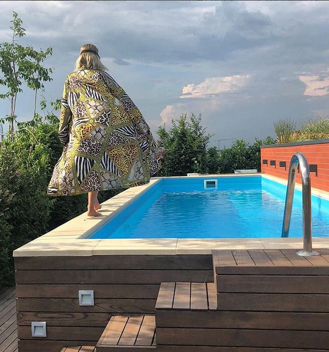Delia a profitat de vremea bună și s-a relaxat la piscină! Vedeta a stârnit fanteziile bărbaților cu formele sale sexy, în costum de baie