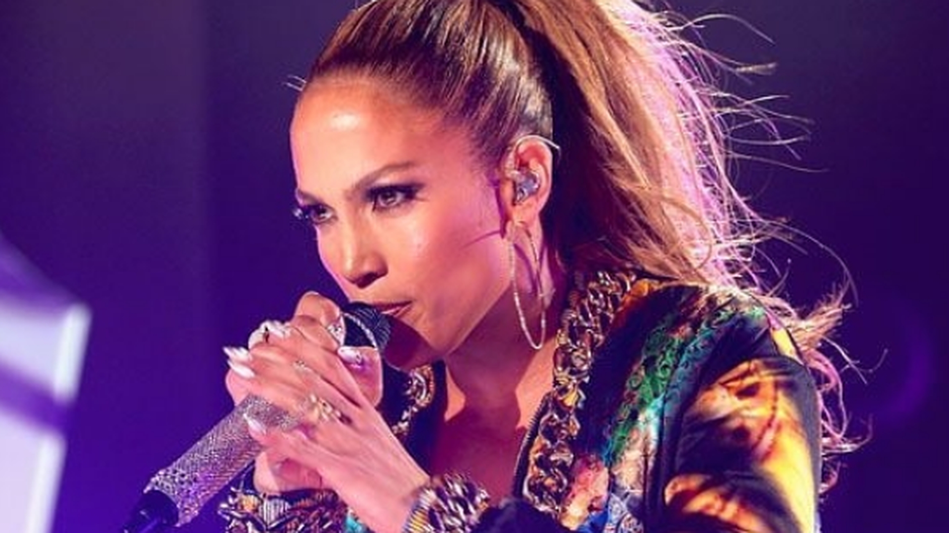 La 49 de ani a făcut un show incendiar! Jennifer Lopez i-a dansat în poală unui fan