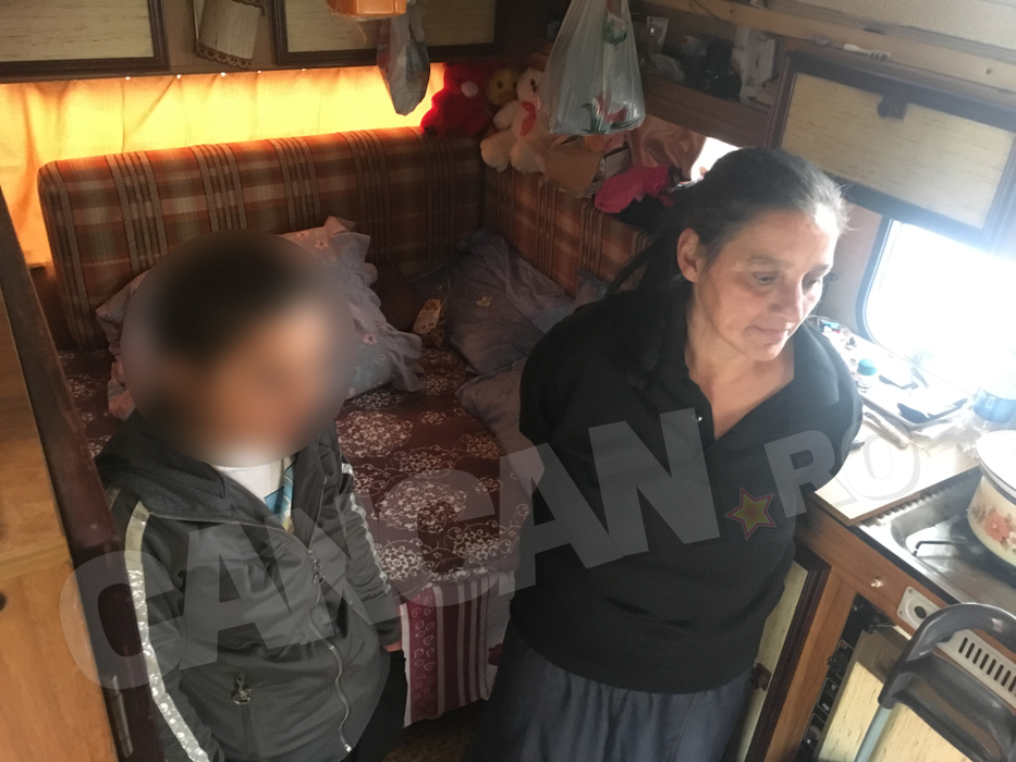 IMAGINI TULBURĂTOARE! O mamă şi cei doi copii şi-au găsit casă într-o ”cutie de chibrituri”!