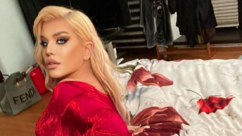 Loredana Groza, ședință foto în…pat. Internauții nu s-au putut abține: ”Te-ai tăiat ca maioneza”