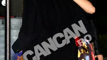 Laura Cosoi s-a tinut de mana cu un barbat la o petrecere