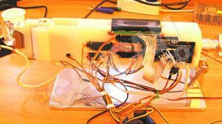 A inventat mana-robot cu cinci degete. Inedita creatie a doljeanului Razvan Cosmin Berceanu reproduce miscarile tipice ale mainii