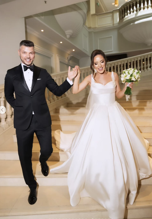 Finalistul Românii au talent și fosta prezentatoare METEO de la Prima TV s-au căsătorit religios! Primele imagini de la nunta lui Valentin Luca și Roxana Ghiorghian