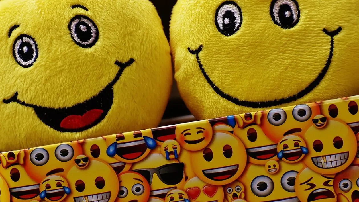 BANCUL ZILEI | O blondă suflă în țeava de eșapament