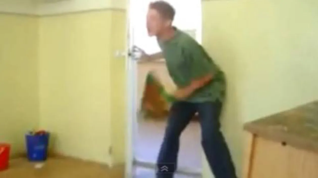 ŞOCANT! Un elev i-a tăiat gâtul profesorului în şcoală după ce i-a confiscat telefonul! A murit în faţa celorlalţi copii din clasă