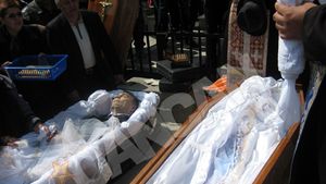 Sotii Gruia, inmormantati in prezenta a aproximativ 150 de persoane