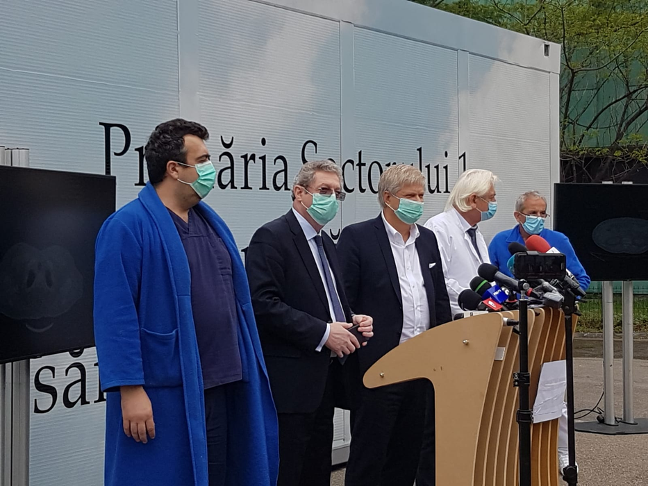 Daniel Tudorache, primarul Sectorului 1, alături de profesorul Adrian Streinu-Cercel, managerul Institutului ”Matei Balș”