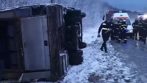Accident grav în Iași, unde s-a răsturnat un microbuz cu 23 de pasageri. A fost activat planul roșu de intervenție