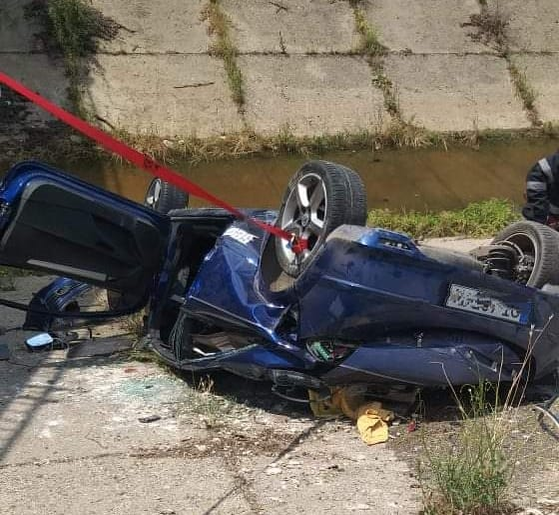Sfârșit tragic pentru un tânăr din Olt! A murit după ce a căzut cu mașina într-un canal