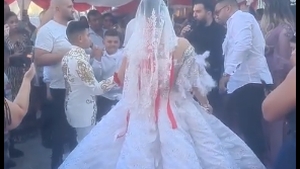 Imagini colosale! Tzancă Uraganu` cântă la o nuntă de minori! Mirele are 9 ani, mireasa, 17! S-a întâmplat la Strehaia