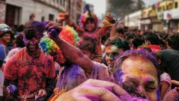 Holi, festivalul culorilor care transformă străzile în curcubee. Sărbătoarea spectaculoasă a primăverii