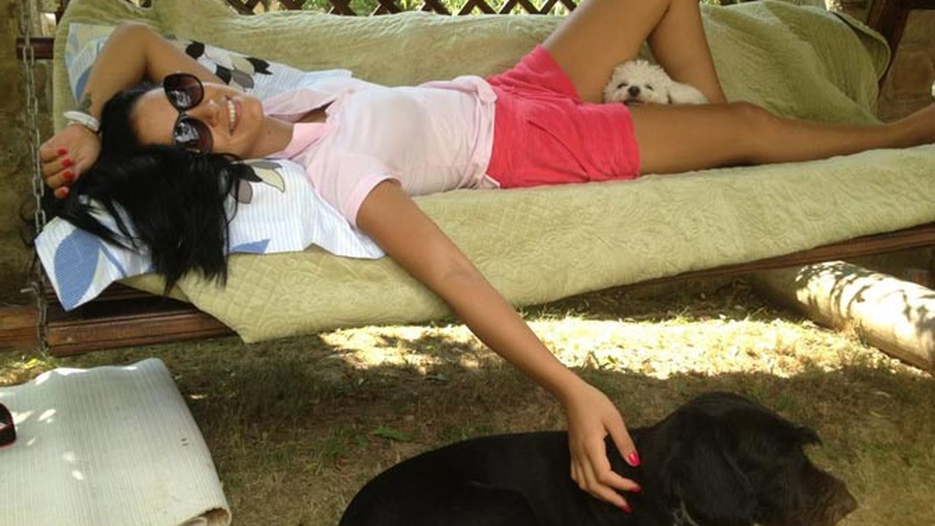 Uite cum se relaxeaza Adelina Pestritu! Nu o sa iti vina sa crezi ce se odihneste intre picioarele ei!