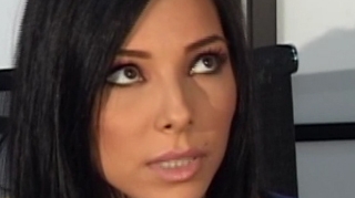 VIDEO Corina Caragea: "Nu ma duc la plaja fara crema de protectie. Am multe alunite si sfatul dermatologului este sfant"