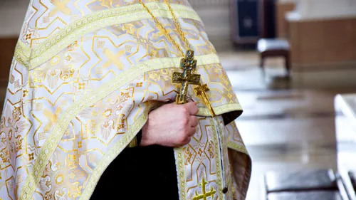 Un preot bolnav de Covid-19 este cercetat după ce ar fi încălcat măsura izolării la domiciliu pentru a ține slujbe la biserică