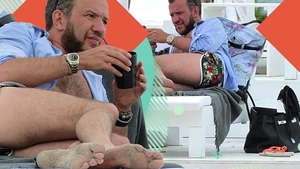 Celebrul designer  a apărut pe plajă, la Mamaia, cu 20.000 € la el!