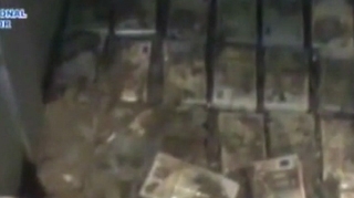 VIDEO 25 de milioane de euro ingropati sub podeaua vilei unor traficanti de droguri au fost confiscati! Uite intreaga operatiune