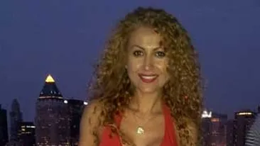 Anamaria Ferent, sexy de Ziua Independentei. A admirat focul de artificii de la etajul 44 al unui bloc din New York!