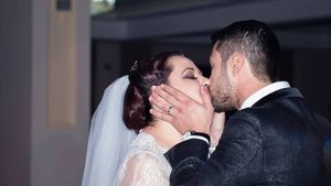 OANA ROMAN a îmbrăcat o rochie albă ca de mireasă când a sărbătorit trei ani de la nunta cu MARIUS ELISEI