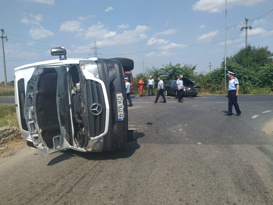 Un microbuz s-a răsturnat  pe DJ 601 A, între localitățile Dragomirești Deal și Bâcu, județul Giurgiu