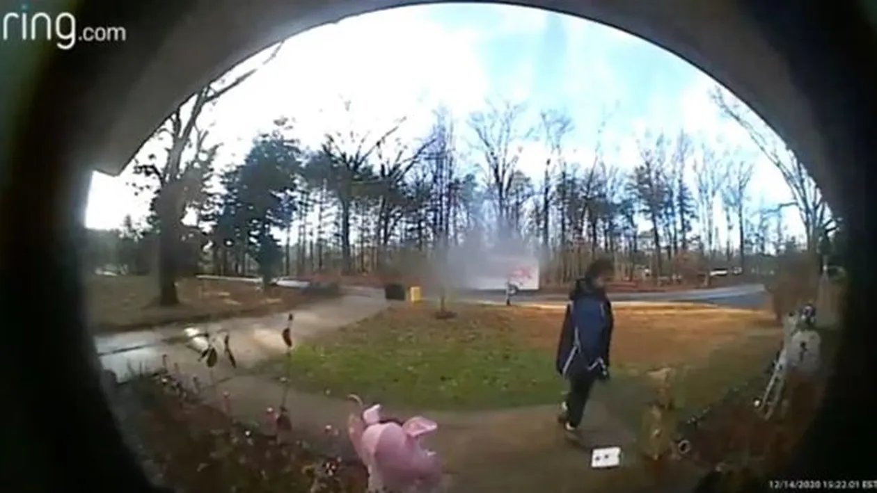 A lăsat la ușă câteva gustări pentru livratori, însă nu s-a așteptat la ce a urmat. Videoclipul care a devenit viral