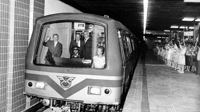Metroul bucurestean a implinit 33 de ani! Vezi imagini inedite de la inceputurile "trenului galben fara cai"!