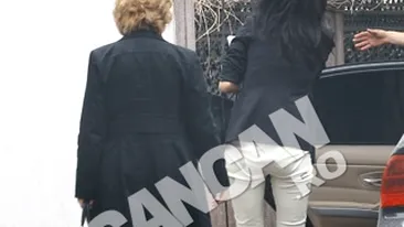 Cine-i diva? Orice barbat ar vrea cu ea, daca n-ar vedea poza asta! Pantalonii s-au suparat rau pe fundul ei!