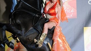 Atentie, fotografii sexy! Katie Price, calare pe armasar!