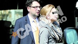 Ea cu SUV-ul, el cu Loganul. Voinescu a imbratisat "sever" o blonda misterioasa
