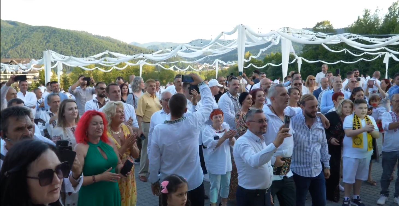 Imagini rare! George Simion a cântat în cor la botezul fiului său