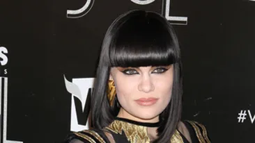 Iata cum arata si cum canta o artista in voga azi atunci cand era o pustoaica. O recunosti?