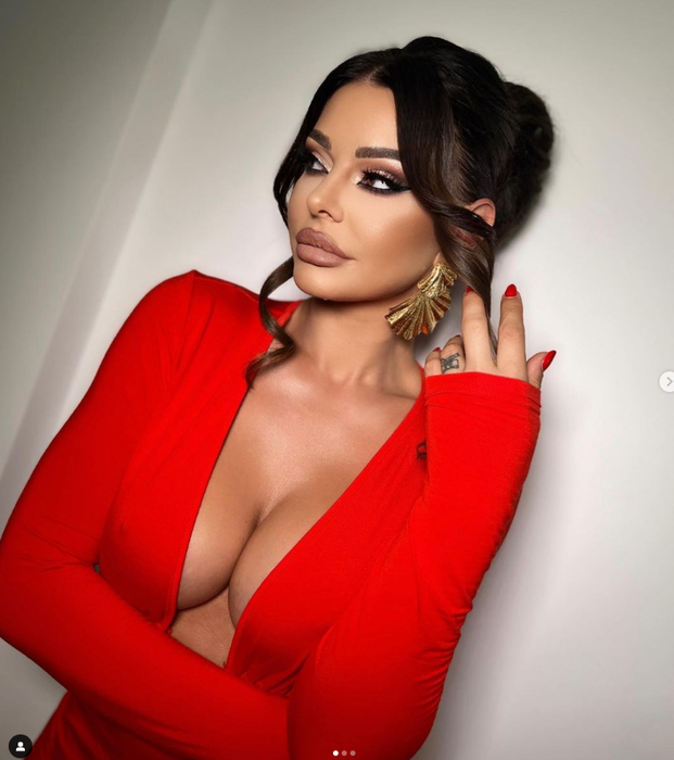 Deși este celebră și mega sexy, Ana e tot singurică. (SURSA: INSTAGRAM.COM)