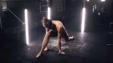 Cel mai hot ingeras de la Victoria’s Secret! Si-a etalat posteriorul super-bombat si le-a aratat tuturor cat e de flexibila VIDEO