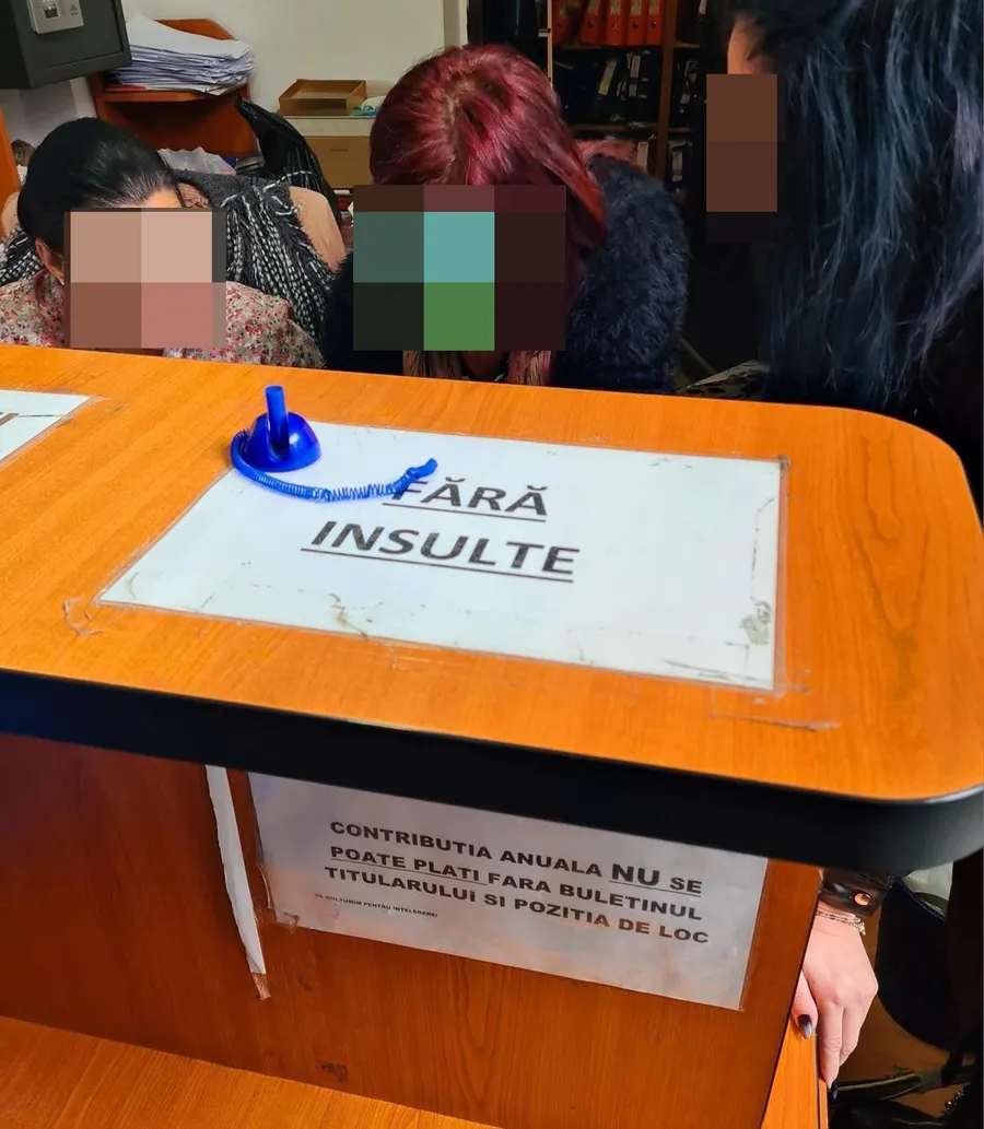 Mesajul ireal care tronează pe biroul administrativ al cimitirului Viișoara din Ploiești. Este imposibil de ratat. „Fără...”