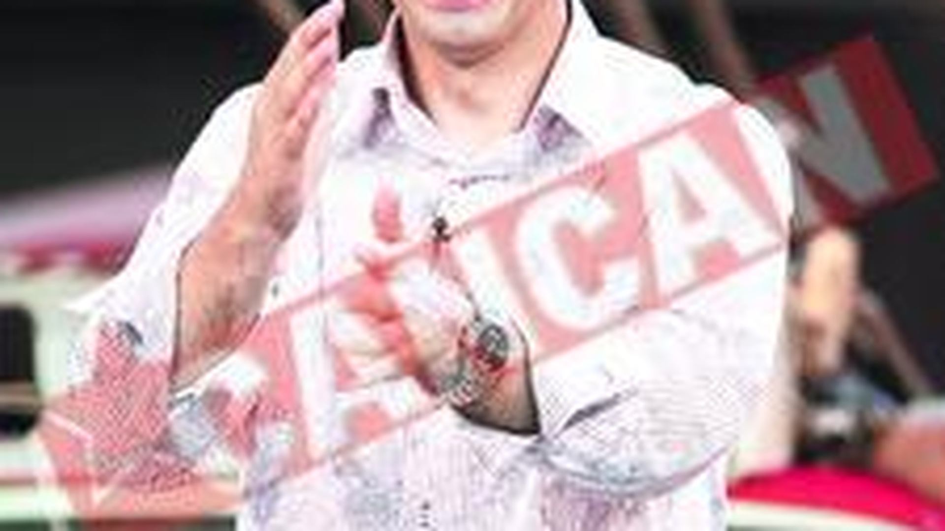 Dan Negru colectioneaza mingi de la promotii