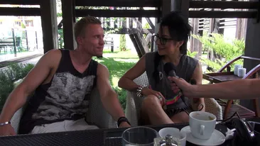 Luati-va o camera! DJ Wanda, flirt pe fata cu instructorul de dans, la terasa. Uite-i cum se sorb din priviri