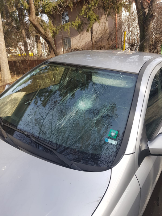Mașina lovită cu pumnul de cel care a înjunghiat-o pe profesoara de matematică