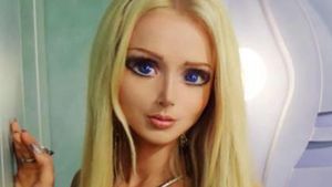 Ai vazut-o in costum de baie si in cele mai ciudate ipostaze insa niciodata asa! Ce se intampla cand femeia BARBIE deschide gura!