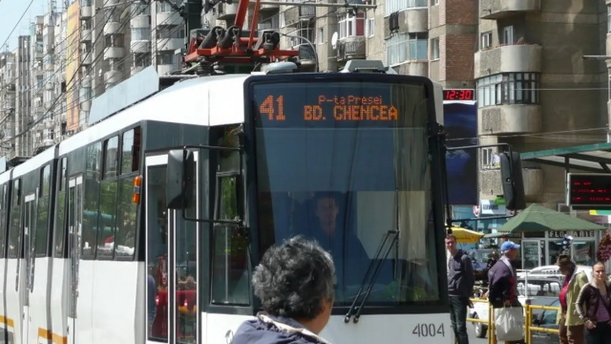 N-o sa-ti vina sa crezi cum s-a imbracat aceasta pensionara astazi in tramvaiul 41! Toti calatorii din Drumul Taberei au ras de ea