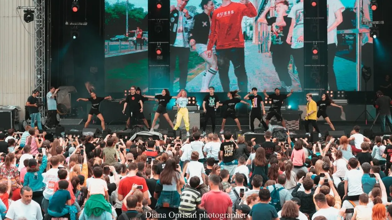 Tricoul SOS, vedetă în rândul fanilor 5GANG la concertul de la Arenele Romane!