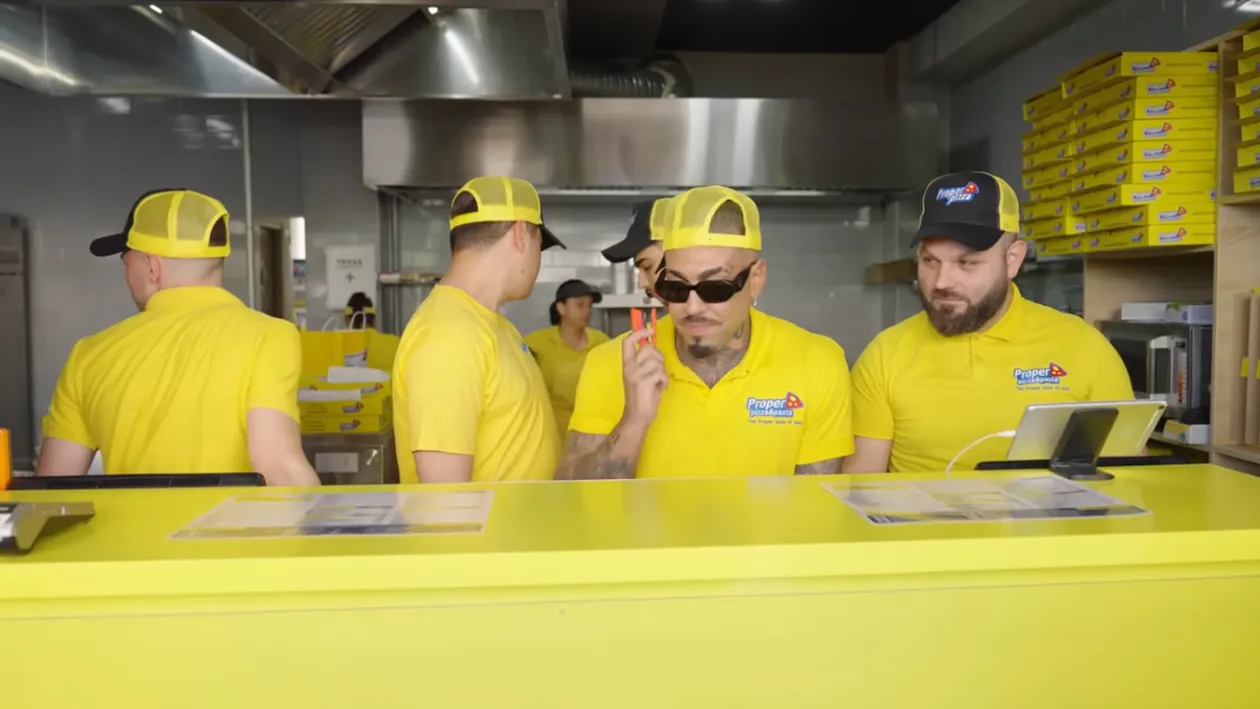 Alex Velea a luat o pauză de la muzică și s-a făcut pizzar: „Ascultați-vă părinții, mergeți la școală”