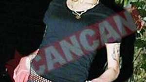 I-a cinstit cu vodca pe paparazzi